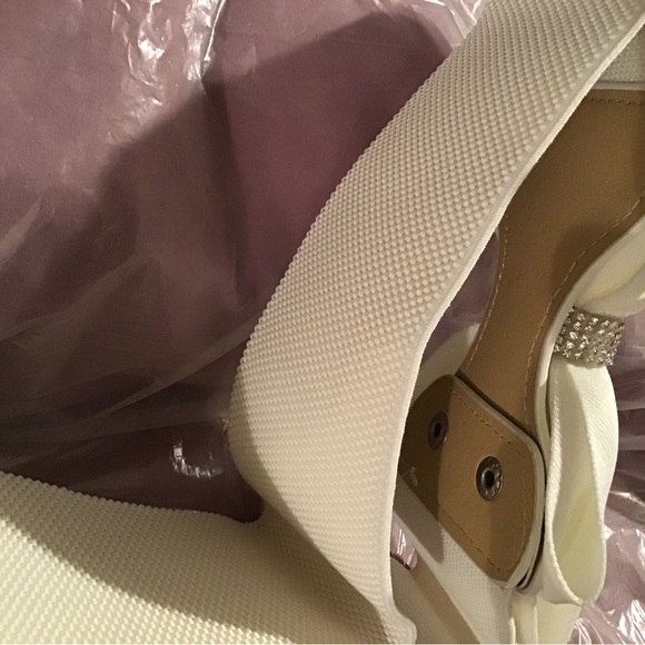 3/$16.00 Elastic Bow-Tie Belt - Picture 4 of 7